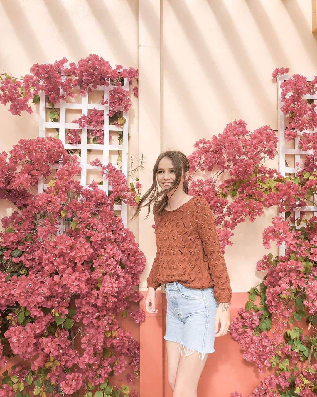 Acacia Brinleyさんのインスタグラム写真 - (Acacia BrinleyInstagram)「Spent the day at Six Flags with some of my favorite people. Had to take a pic in front of the cute wall + flowers. 🤷🏻‍♀️」5月22日 9時39分 - acaciakersey