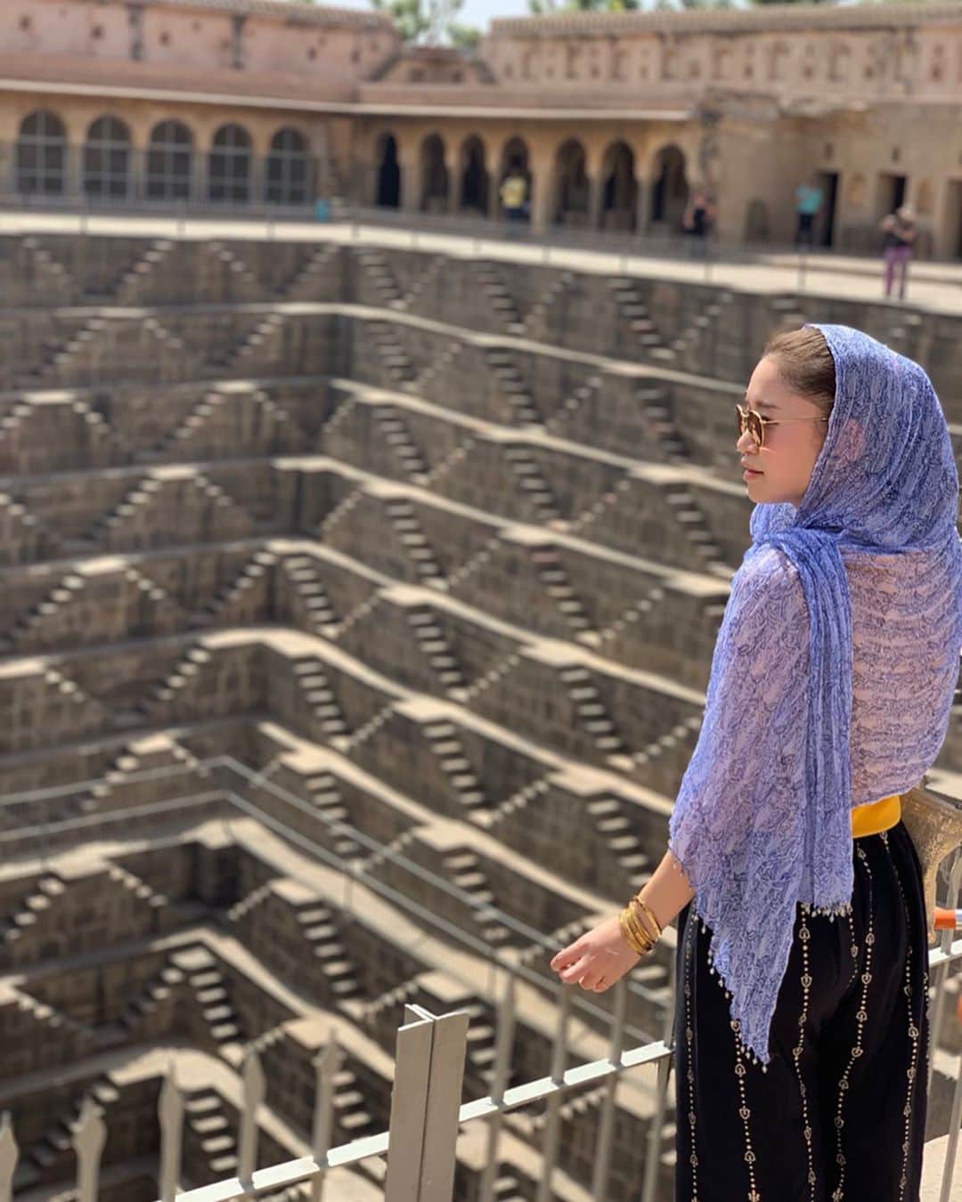 のインスタグラム：「インド・ラジャスタン州に位置する巨大な階段井戸「チャンド・バオリ」🌞 . タージマハールのあるアグラと、ピンクシティと呼ばれるジャイプールの間に位置しているので、移動の間に立ち寄りました🚘🐪 . 8〜9世紀にかけて作られた13階に及ぶ階段井戸🏢美しいジオメトリックな空間に吸い込まれそうなほどでした🌪 . . ちなみに…刺すような日差しで生肌を出すと痛い🌞⚡️現地で手に入れたシルクのスカーフが本気で活躍しました💙 . 📸 @miispacedesign . #india #trip #travel #inspo #gw #goodday #summer #india_everyday #india_gram #ootd #travelphotography #travelgram #traveler #インド #旅行 #カメラ女子 #タビジョ #思い出 #चाँदबावड़ी #थ #viagem #style」