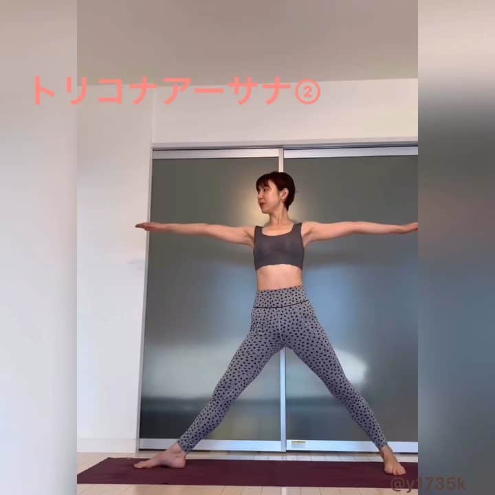 y1735kのインスタグラム：「【トリコナーアーサナ②】 ・ （point） 膝が内側に入らないよう、つま先と同正面に向けておく。 ・  腿の付け根を引き入れ、大腿四頭筋（腿の上側の筋肉）を収縮させておく（引き上げておく）ことで、膝が伸び、股関節が屈曲→ハムストリングをしっかりストレッチできる。 ・ ＊わかりづらければ 動画の説明を聞いて頂けるだけで🆗。 ・ ③に続く〜 #トリコナアーサナ #ウッティッタトリコナアーサナ #ヨガ」