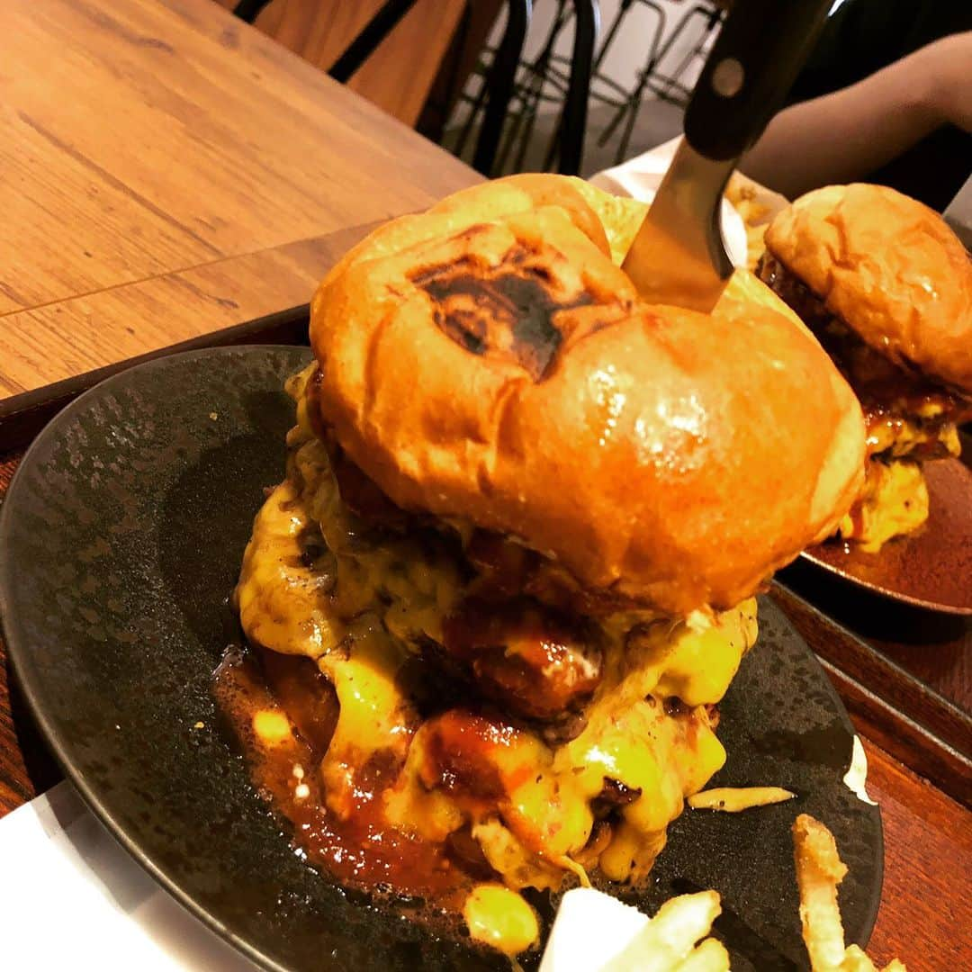 日向愛のインスタグラム：「職場の先輩とランチ🍔🍹🥛💕💕 SHOGUNバーガーとタピオカ♪ ばりジューシーでおいしかったよ😋😋 そして久々のプリクラ💄😳 そのあとウィンドウショッピングをして 語って！！笑 楽しかったです✨ また遊びましょうね😊💖 #shogunburger #タピオカ #トリプルチーズバーガー #tearllady #プリクラ #久しぶり #職場の先輩 #先輩後輩 #仲良し #これかわ2 #いい大人が」