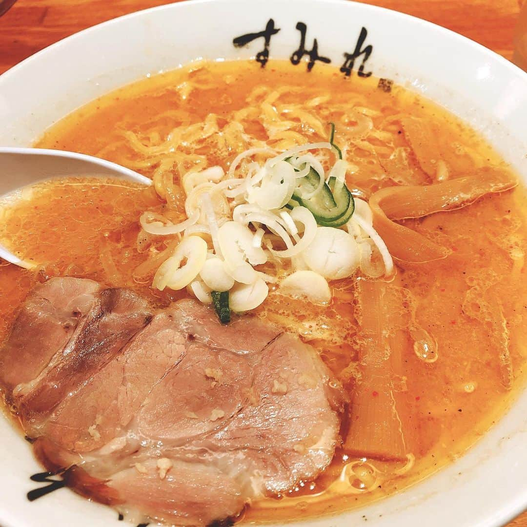 桐生真弥さんのインスタグラム写真 - (桐生真弥Instagram)「北海道で猫さんと一緒に食べた  #ラーメン #すみれ」5月22日 9時53分 - mahiro_tjpw