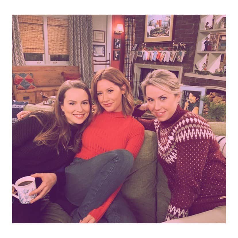 ブリジット・メンドラーのインスタグラム：「I have sisters now!! 😻😻 #merryhappywhatever  Thanks @kaplanaaron for capturing this gem」