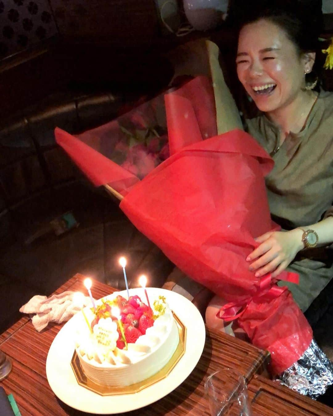 川原由維さんのインスタグラム写真 - (川原由維Instagram)「可愛いみか💛が、みんなを集めてお誕生日会🎂🎉してくれました❤️ 試合で疲れてるのにありがとう❤️💛💜🧡 最高の誕生日になったよ〜❤️ みか❤️ありがとう❣️ みんなありがとう😘  @mikamiyazato_official  @kakigram727  @takeji_gushi  みんなありがとう❤️ #誕生日 #ありがとう #ぐしくん #あなたはこういう場では最高だね笑笑」5月22日 9時58分 - yui5520