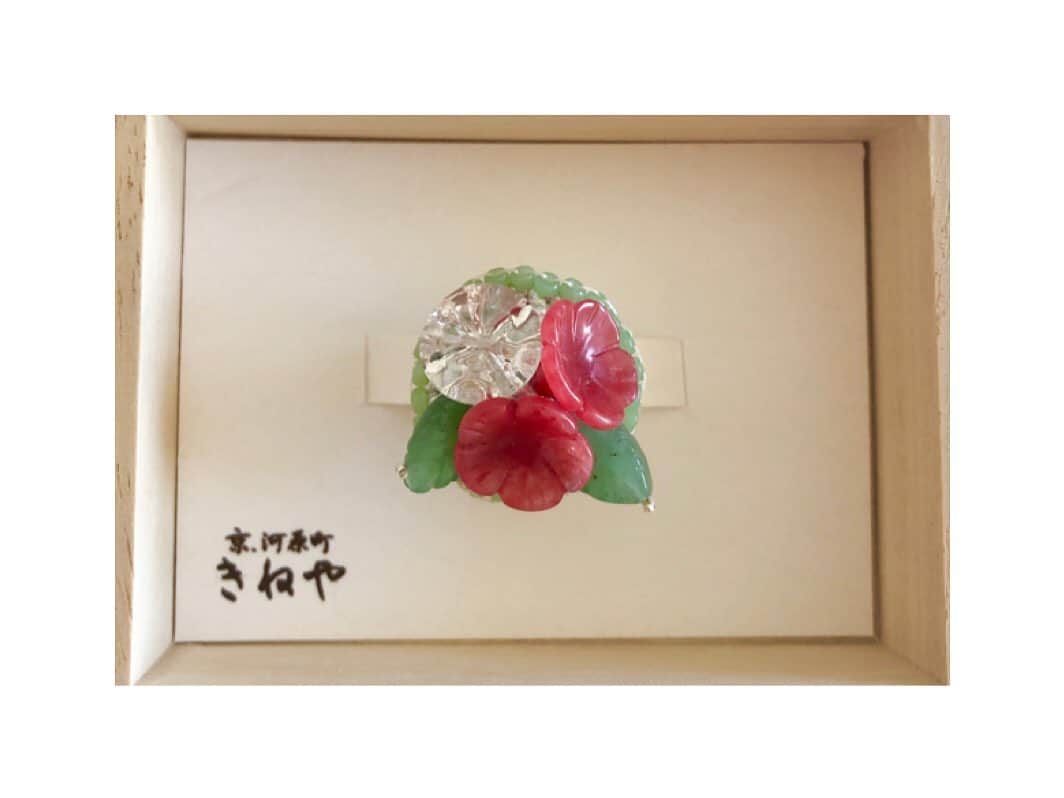 のインスタグラム：「昨日ポストしたお着物に合わせていた帯留めです。 季節のお花といったはっきりとしたものではないので、季節を問わず使いやすいです。 差し色にもなり可愛いですよね。 夏の帯に合わせても可愛いかなとコーディネートを考え中です。 至福のときです💕 #kimono #kimonocordinate #japanesekimono #japanesetradition #beautifultradition #obidome #lovekimono #instakimono  #お着物 #お着物コーディネイト #日本の伝統 #守るべきもの #帯留め #組み合わせが楽しい #きねや さん #亜紀の和装記録」
