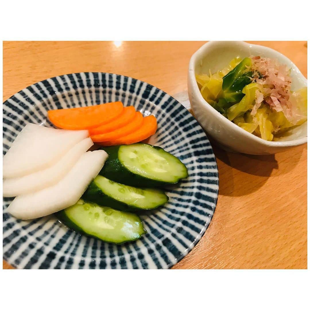有明ゆなさんのインスタグラム写真 - (有明ゆなInstagram)「漬物がすきで出てくると めっちゃテンションあがってしまう！ これは浅漬けなんだけど ぬか漬けもすきなんだよね(〃ω〃) . . . . #浅漬け #おしんこ #お新香 #キャベツ #美味しい #うまい」5月22日 10時11分 - ariake_yuna