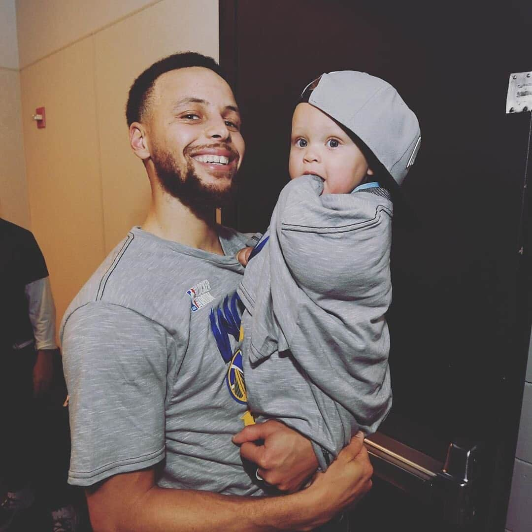 People Magazineさんのインスタグラム写真 - (People MagazineInstagram)「Steph Curry is headed to the NBA finals—again! And the basketball star's family is "infinitely proud" of him. ❤️ | #Regram @ayeshacurry: "[It's] not about wins and losses, it’s all about family. Moments like this simply put it all into perspective."」5月22日 10時13分 - people