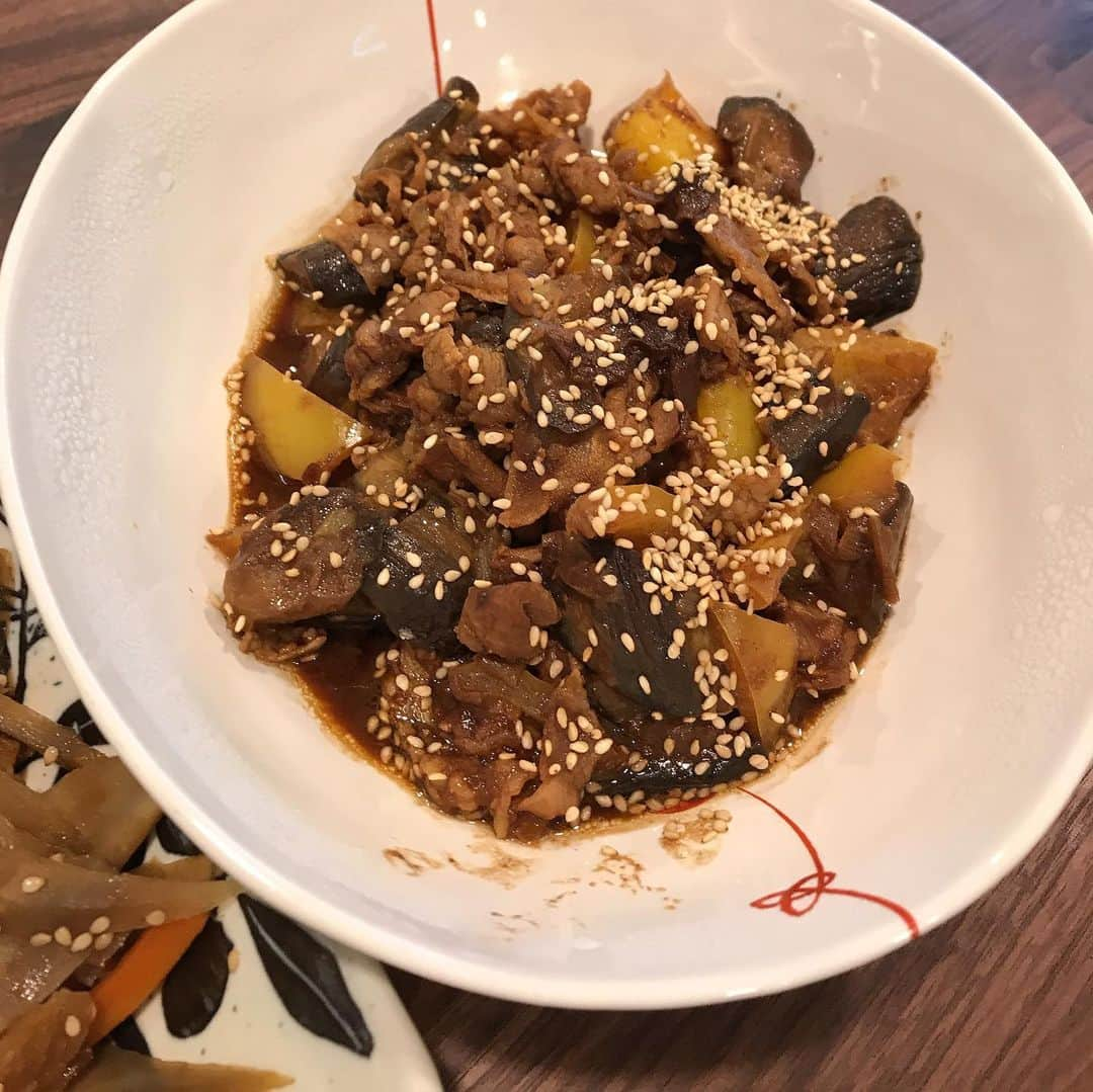 潮田玲子さんのインスタグラム写真 - (潮田玲子Instagram)「昨夜の玲子飯。 個人的に大好きなキャベツ衣のシュウマイ😋 シュウマイのタネに塩もみしたキャベツをつけて（おにぎりの要領でニギニギ）して蒸すだけ。 なすの肉味噌炒めはご飯がススムやつ💓🙌 #キャベツ衣シュウマイ #なすの肉味噌炒め #きんぴらごぼう #長芋のめんつゆ酢漬け #ご飯 #味噌汁 #明太子は平塚明太子 #玲子飯」5月22日 10時14分 - reikoshiota_official