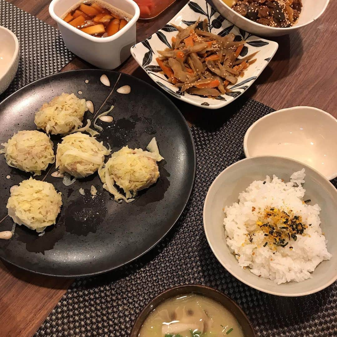 潮田玲子さんのインスタグラム写真 - (潮田玲子Instagram)「昨夜の玲子飯。 個人的に大好きなキャベツ衣のシュウマイ😋 シュウマイのタネに塩もみしたキャベツをつけて（おにぎりの要領でニギニギ）して蒸すだけ。 なすの肉味噌炒めはご飯がススムやつ💓🙌 #キャベツ衣シュウマイ #なすの肉味噌炒め #きんぴらごぼう #長芋のめんつゆ酢漬け #ご飯 #味噌汁 #明太子は平塚明太子 #玲子飯」5月22日 10時14分 - reikoshiota_official