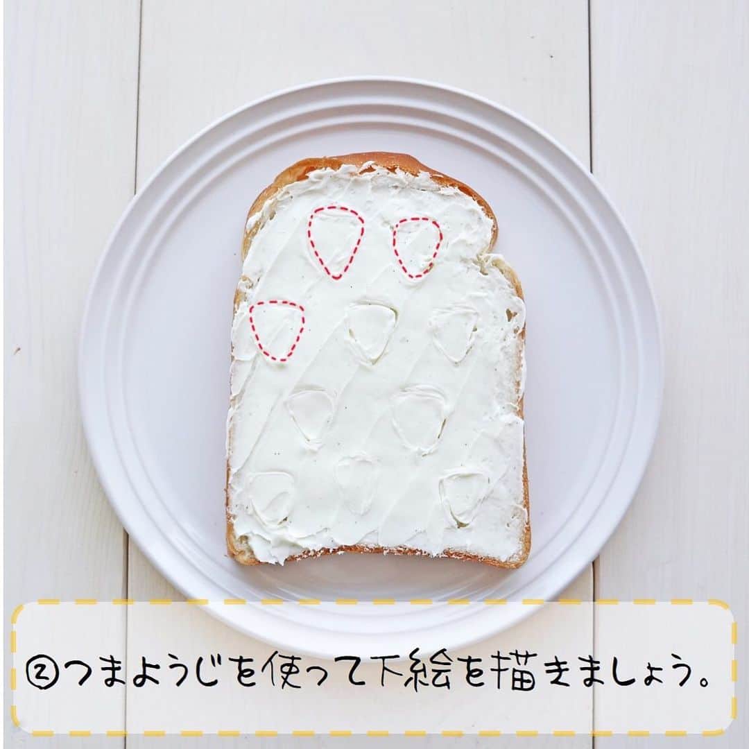 ソントン株式会社さんのインスタグラム写真 - (ソントン株式会社Instagram)「【ジャムアート】 今日はジャムアートの作り方を動画でご紹介☝🏻✨ . クッキングシートで小さな絞り袋を作り、 それで細かく絵を描いています💛 . 決して器用ではない私でも 少しずつ上達している気がする🤔 コツを掴めば意外と簡単です❗️❗️ . これからの梅雨の時期には おうちで過ごす日々が続きそう☔️🏠 ぜひ、みなさんジャムアートを作ってみてください😁 . ※昨日の投稿内容に誤りがありましたので再投稿いたします。たくさんのいいね！ありがとうございます。 . . #作り方動画 #howto動画 #作ってみよう #やってみよう #意外と簡単 #初級 #いちご #梅雨 #雨 #雨の日 #おうち時間 #おうち #tagsforlikes #tflers #パンにぬるホイップクリーム #ゆるり日和 #ファミリーカップ #トーストアレンジ #絵画アート #柄トースト #食パンアート #トーストアート #ジャムアート #ジャム大好き #ジャム #followme #ソントンのある生活 #sonton #ソントン」5月22日 10時14分 - sonton.official