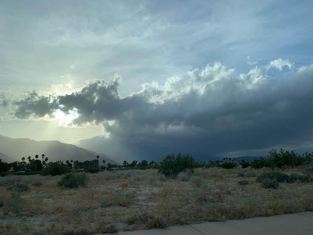 ジョン・バロウマンさんのインスタグラム写真 - (ジョン・バロウマンInstagram)「Storm clouds looming over #PalmSprings right now. Jb」5月22日 10時26分 - johnscotbarrowman