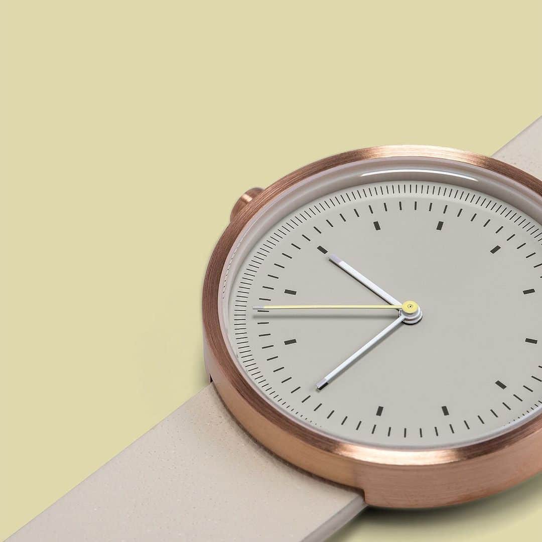 AÃRK Collectiveさんのインスタグラム写真 - (AÃRK CollectiveInstagram)「The Interval in Rose • 1 of 4 colour options available in a compact and contemporary unisex 36mm case design.」5月22日 10時22分 - aark_collective