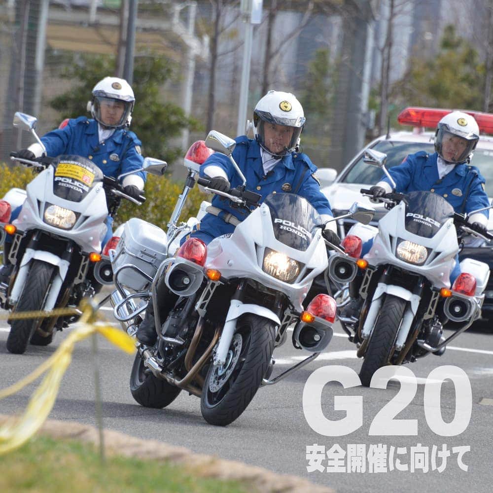 大阪府警察さんのインスタグラム写真 - (大阪府警察Instagram)「【組織一丸で安全開催を目指すG20大阪サミット警備にご協力を！】 『二輪車の機動力を活かし幅広く活躍する白バイ隊員』 G20大阪サミット警備期間中、白バイの機動力を活かした警戒を強化し、府民の安全を守ります。  開催日前後を含めた6月27日から30日までの4日間は、高速道路や大阪市内の道路を中心に大規模な交通規制が行われます。期間中は、マイカーの利用を自粛し、電車をご利用下さい。 また、業務用の車両については、運行台数の調整や、27日から30日までの4日間以外に運行シフトを変更するなど、ご理解ご協力をお願いします。  #大阪府警察公式#G20大阪サミット#白バイ#交通規制」5月22日 10時28分 - fukei_koho