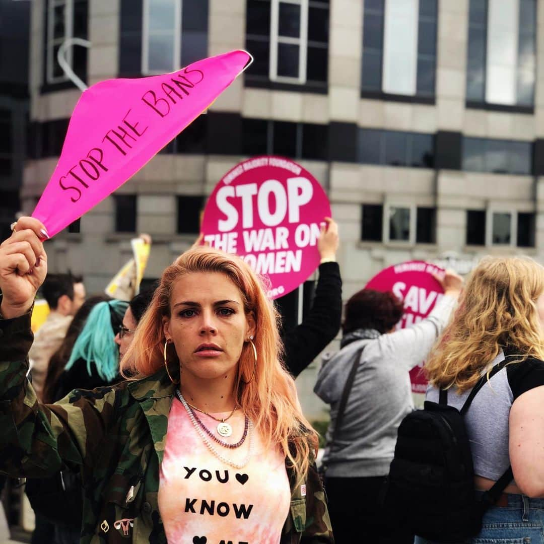 ビジー・フィリップスさんのインスタグラム写真 - (ビジー・フィリップスInstagram)「I'm grateful to everyone that showed up at the #stopthebans events around the country. But I have to say, I'm just fucking sad we have to be doing this. I'm so so sad. But the good news is I'm not tired. I actually never get tired. And also. I'm SO full of rage right now. So there's that. Donate and get involved no matter what city you live in. Cause bb, they're coming for ALL of our rights. THERE IS NO TRUE EQUALITY WITHOUT BODILY AUTONOMY. @prochoiceamerica @plannedparenthood @reprorights @womensmarch @yellowfund」5月22日 10時32分 - busyphilipps