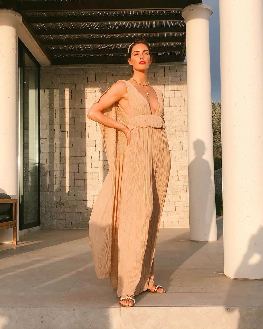 ヒラリー・ローダのインスタグラム：「Channeling my inner Greek goddess... minus, y’know, all the incest, cannibalism, and all around tragedy 🤨😂 🏹🏹🏹 #jetaporter #ad」