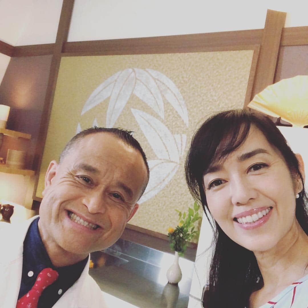 早見優さんのインスタグラム写真 - (早見優Instagram)「Today we are shooting DINING WITH THE CHEF 今日は、斉藤先生とご一緒しています！ 今日もスタジオは、良い匂い👍 #chefsaito #nhkworld #japanesefood #yuhayami」5月22日 10時43分 - yuyuhayami