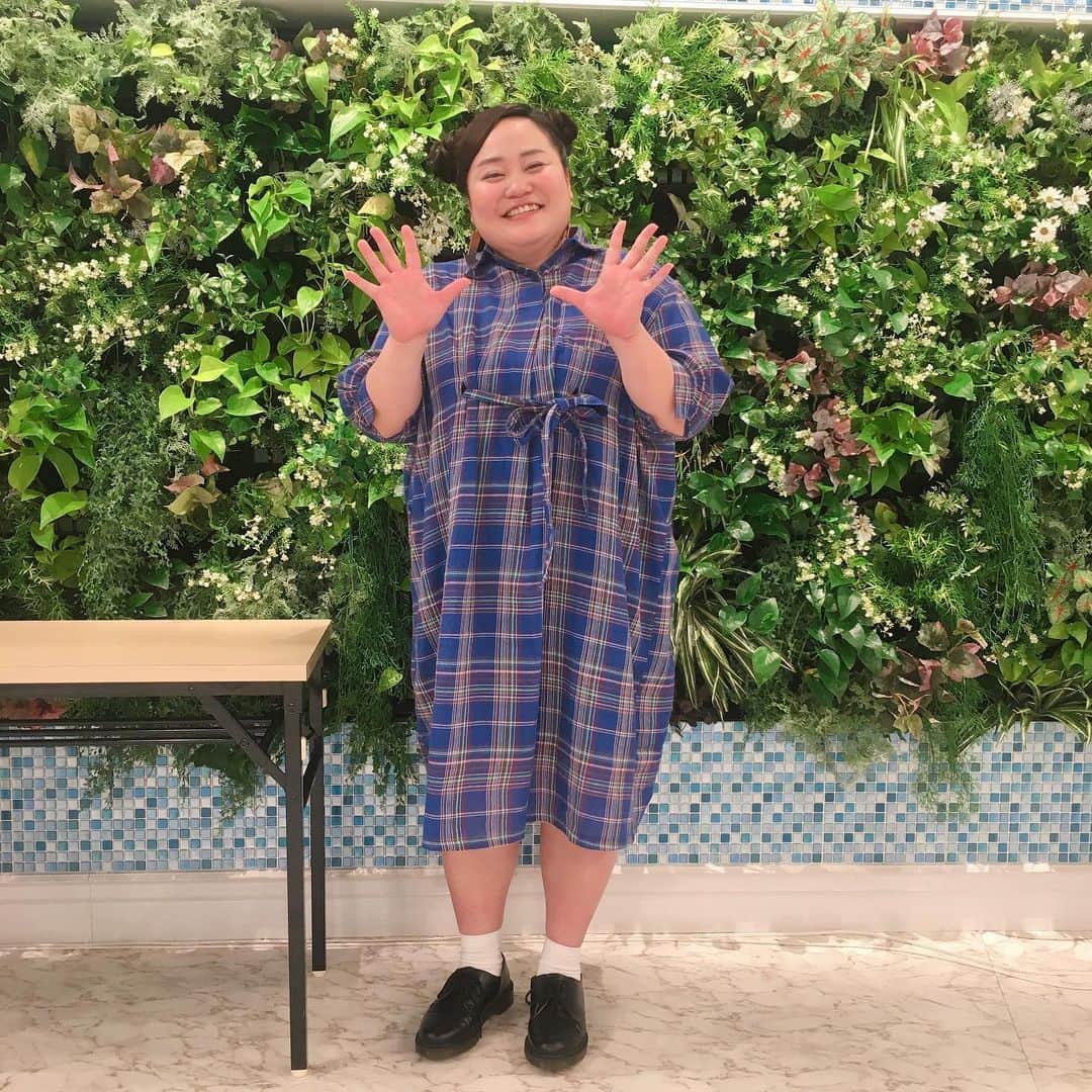 おかずクラブのインスタグラム：「#あさイチ 👚👗👠 おはようございます！ スタイリストです！ 今日はゆいPさんNHKのあさイチでした！ 昨日は大嵐だった東京ですが、今日はいい天気なので、ブルーチェックで涼しげに！ そして、見た方は同じ気持ちの人多いと思いますが、さっそく帰りに「おからパウダー買って帰るぞ！」と心に誓いました。。。！笑 イノシシもヤバかったね…🐗 ゆいP⭕️ ブルーチェックワンピース👉merlot @merlotcamp  靴👉Dr.Martens @drmartens_japan  その他👉スタイリスト私物  昨日ストーリーでも載せたけど、スタイリストもインスタ始めたから、そっちも良ければ… @ayumiii_2019  って事で、今日は暑いので水分補給とかしっかりとってくださいねー！！ #スタイリストの母からも今日おからパウダー買うってLINEきた #おかずクラブ #ゆいP #okazugram」