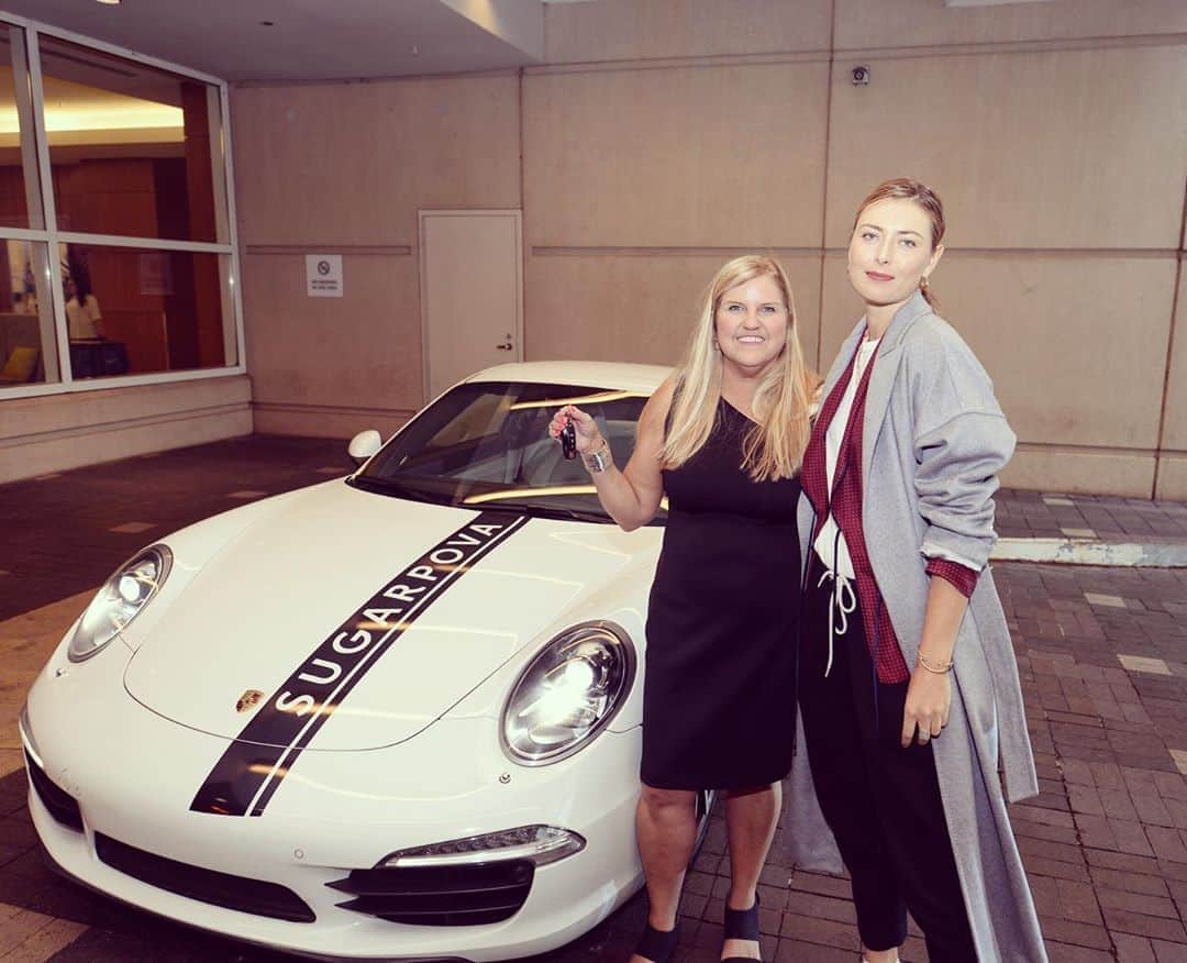 マリア・シャラポワのインスタグラム：「Tah Dahhh! This amazing lady sold lots and lots of candy in the past twelve months. So many that she won this year’s competition and gets to drive a Porsche home for the next twelve months.  Congratulations, Trudy! You have set the bar high! 🏆」