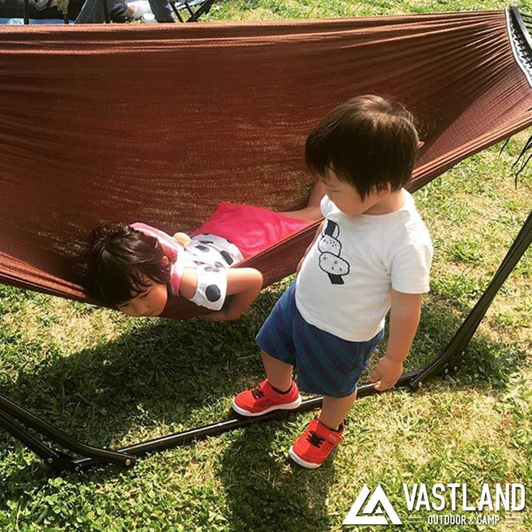 VASTLANDさんのインスタグラム写真 - (VASTLANDInstagram)「【VASTLAND×REPOST】 . .. こどもたちの遊び相手はハンモックにお任せ👍 . 大人はCAMPのゆっくり流れる時間を感じてみるのはどうでしょうか？🏕🍷🍾✨ . .. Photo by  @yuki_thecamper 様 ※ @yuki_thecamper 様は【#VASTLANDアンバサダー 様】です。 . VASTLAND公式アカウントでのリポスト希望の方は【#VASTLANDリポート】を付けてVASTLAND製品をご投稿ください！ . .. ・掲載ギア・ #ハンモック . .. ▲▽掲載ギアはプロフィールのリンク（ @vastland.jp )もしくは、画像をタップしてチェック！▽▲ . .. #VASTLAND #ヴァストランド #キャンプ #camp #キャンプ好きな人と繋がりたい #キャンプギア #キャンプ道具 #キャンプ用品 #ソロキャンプ #デイキャンプ #ファミリーキャンプ #ファミキャン #グルキャン #ソロキャン #オートキャンプ #キャンプ女子 #キャンプ初心者 #キャンパー #キャンプ好き #キャンプしたい #アウトドア #outdoor #ベランピング #🏕 #⛺」5月22日 10時49分 - vastland.jp