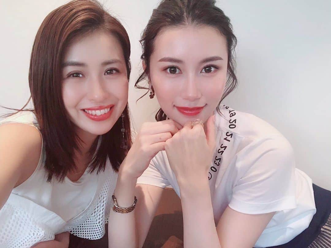 のインスタグラム：「艶々の葉月ちゃんとデート❤️ @hazuki_1128  美容好きの2人✨ オススメのコスメ情報交換したり、美容話が止まらない〜💄 GRACE CONTINENTAL @grace_continental.div @diagramofficial  と  AMERI VINTAGE @amerivintage の展示会に行ってきました♡ AWのコートとか、靴好きなので、靴ばかり頼んでしまいました。 届くのが楽しみ💕  #gracecontinental #diagram #awcollection #amerivintage #fashion #coordinate #code #beautytalk #beautycare #展示会巡り#グレースコンチネンタル #ダイアグラム # #アメリヴィンテージ #美容話 #美容好き #化粧品好き #コスメ情報 #ツヤ肌 #ツヤ肌ファンデーション #美容家の葉月ちゃん #色々情報交換 #美容情報 #スックのグロス借りた #同じ色💋」