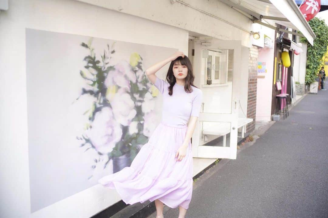 平塚日菜さんのインスタグラム写真 - (平塚日菜Instagram)「後ろのお花のイラストの壁がおしゃれです♪  ちなみに今日は原宿でお買い物してきました♪♪ #summer #fashion #trend #purple #夏コーデ #トレンド #パステル #ガーリー #ワントーンコーデ  #韓国メイク #韓国ヘア  Visual  creator… @kobatoshino」5月22日 21時47分 - hiratsukahina