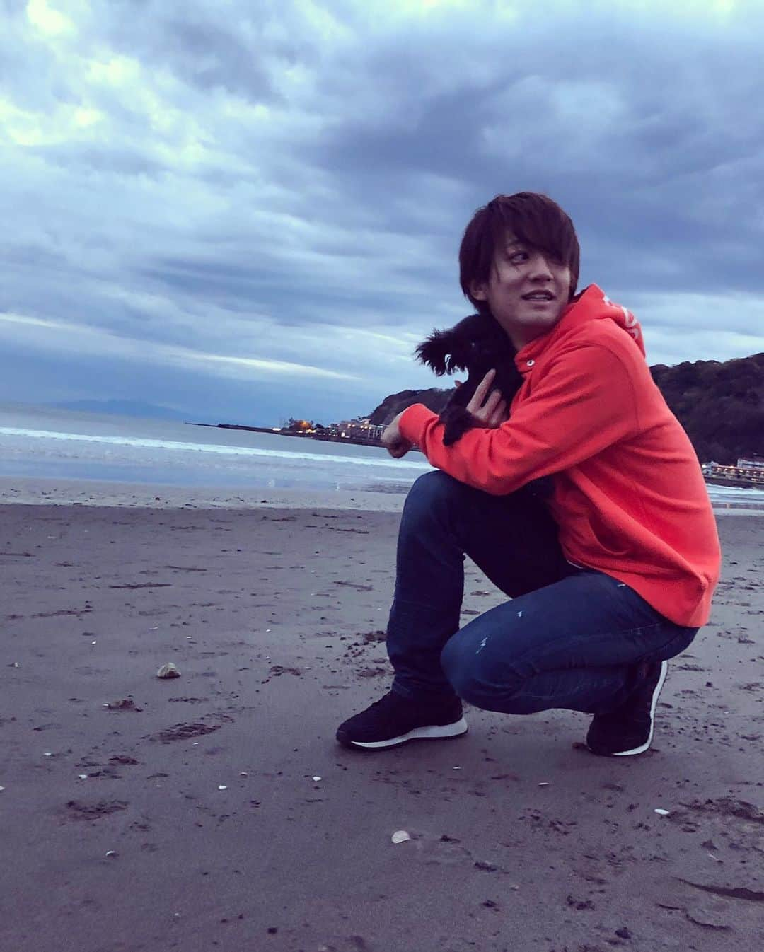 大倉士門さんのインスタグラム写真 - (大倉士門Instagram)「こないだルルと海へ。 暖かくなってきたから また早く行きたいね〜。 最近ルルを見てて思う。 こいつは多分俺がおらな あかんくなるんやろな〜って。 いっつもピトッて引っ付いてきはって。 どこ行くときも寝るときも一緒がええね〜。 恋人やったらもっとええねんけどな〜😰 いや、ルルがええな！😤❤️ これからもずっと一緒。🐶」5月22日 21時40分 - shimonsmile