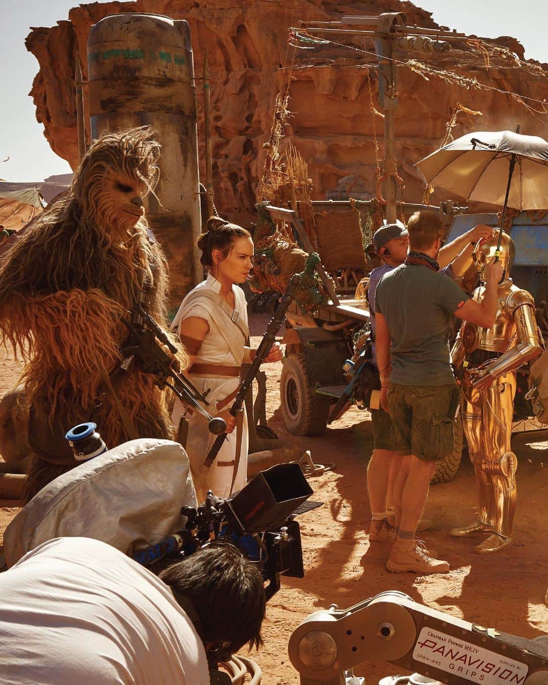 スター・ウォーズさんのインスタグラム写真 - (スター・ウォーズInstagram)「Rey (Daisy Ridley), Chewbacca (@JoonasSuotamo), C-3PO (Anthony Daniels), and Finn (@JohnBoyega), prepare for a scene in Jordan’s Wadi Rum desert. Get your first look at exclusive images shot by Annie Leibovitz in @VanityFair’s #TheRiseOfSkywalker special issue. Head to our IG Story for more details!」5月22日 21時40分 - starwars