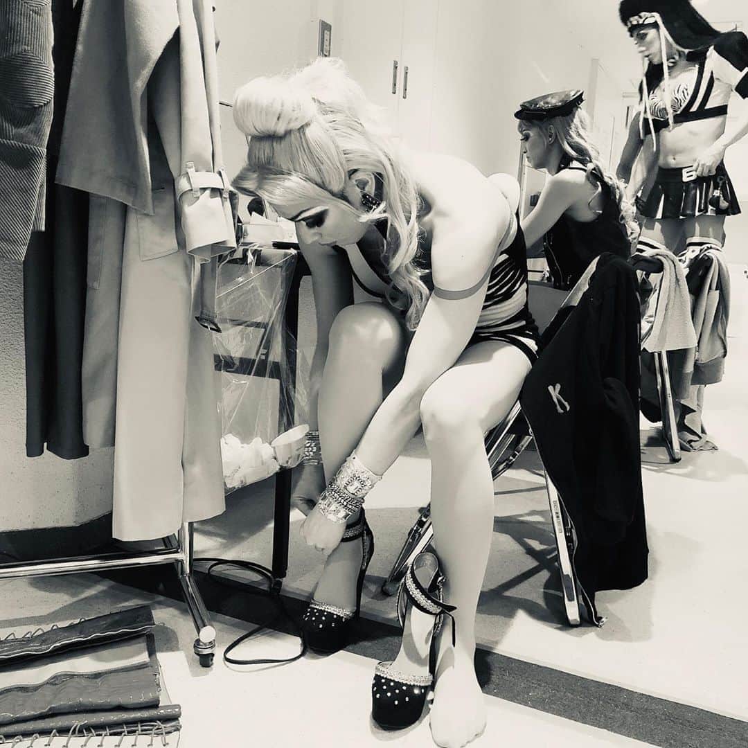 のインスタグラム：「🦵🦵🦵🦵🦵🦵👠👠👠👠👠👠👠 本日もありがとうございました💄✨ #キンキーブーツ  #カウントダウン」