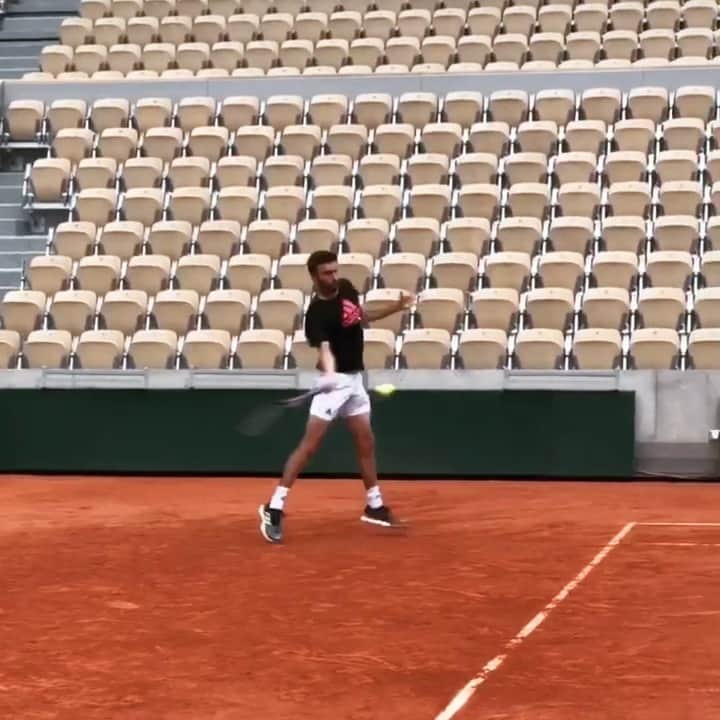 ジル・シモンのインスタグラム：「Préparation avant Roland Garros sur le court Suzanne Lenglen ! 📹 : @fftennis #RG19 #RolandGarros #GillesSimon ALLEZ 💥」