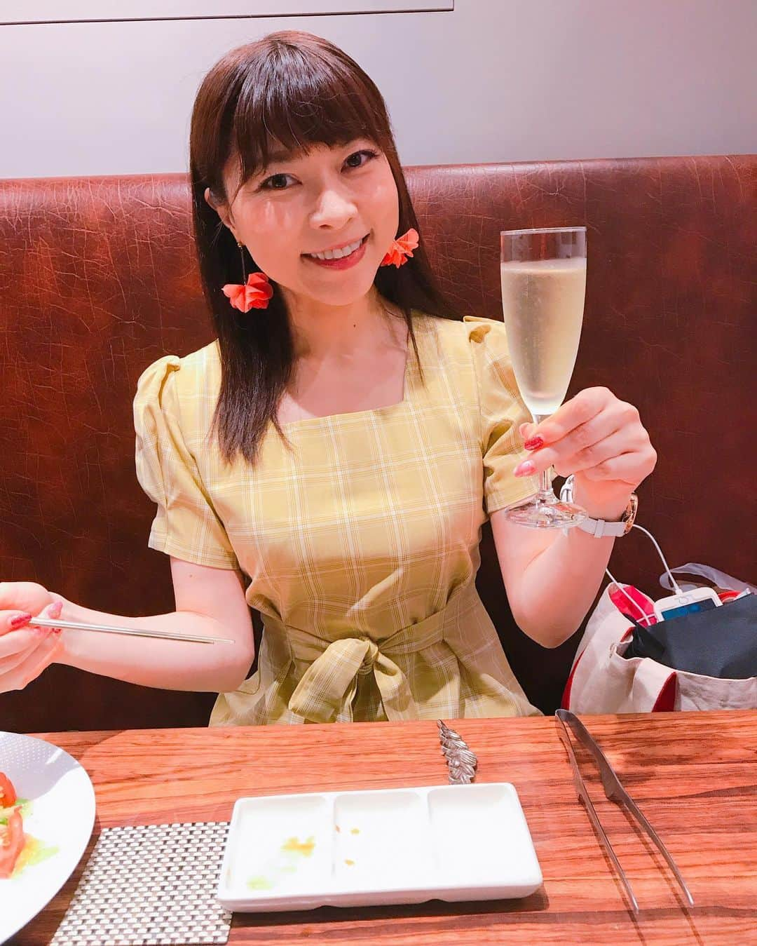 DJ MIYAさんのインスタグラム写真 - (DJ MIYAInstagram)「こんばんは❤️昨日は、恵比寿にある「焼き肉 USON」（宇成）さん でお母さんと、焼き肉を食べに行ってきましたぁ❤️ @yakiniku.uson.ebisu  1992年に二代目として大井町でオープンし、24年間愛され続ける焼肉屋さんが2017年11月より、ここ恵比寿でリニューアルオープンしました。❤️ . ゴージャスな空間❤️ テーブルや、グラスもピカピカ❤️💗 .  ここでしか食べられない絶品メニュー！ 『カルパッチョ風ねぎムチンロース』 も絶品だよーぉ❤️ . .  お肉は、美人ママさんやお店の方が焼いてくれるし、とても優しくて話しやすいよ❤️ .  お肉が美味しすぎて、感動しました～～～！！！❤️ . . トモサンカク（霜降り）や、松阪牛のカイノミはサシが美しくて見とれちゃうほどの高級肉💗  分厚いザブトンステーキ❤️は、外側がしっかり目で中が鮮やかなピンク色の柔らかなお肉ー！ 最高に美味しかったー！ . サラダのドレッシングも、オーダーが入ってから作るというこだわりっぷり❤️ にんにく焼きや、キムチもとても美味しかったです(o^^o) .  恵比寿駅の西口からもすぐなので、 行ってみてね♪❤️ .  #焼き肉　#女子会コーデ #今日のディナー　#恵比寿 #東京グルメ #松阪牛 #仙台牛  #グルメブロガー　#インスタグラマー　#ブロガー　#グルメ女子  #焼肉大好き　#トモサンカク #和牛　#グルメ　#焼き肉店　#霜降牛 #カイノミ #韓国料理　#焼肉好き　#フィットネス女子　#たんぱく質  #肉食女子　#女子会コーデ　#旅インスタグラマー #恵比寿グルメ #今日のメイク #肉好き女子 #恵比寿駅西口 #恵比寿駅前 #焼き肉大好き」5月22日 21時43分 - dj_miya