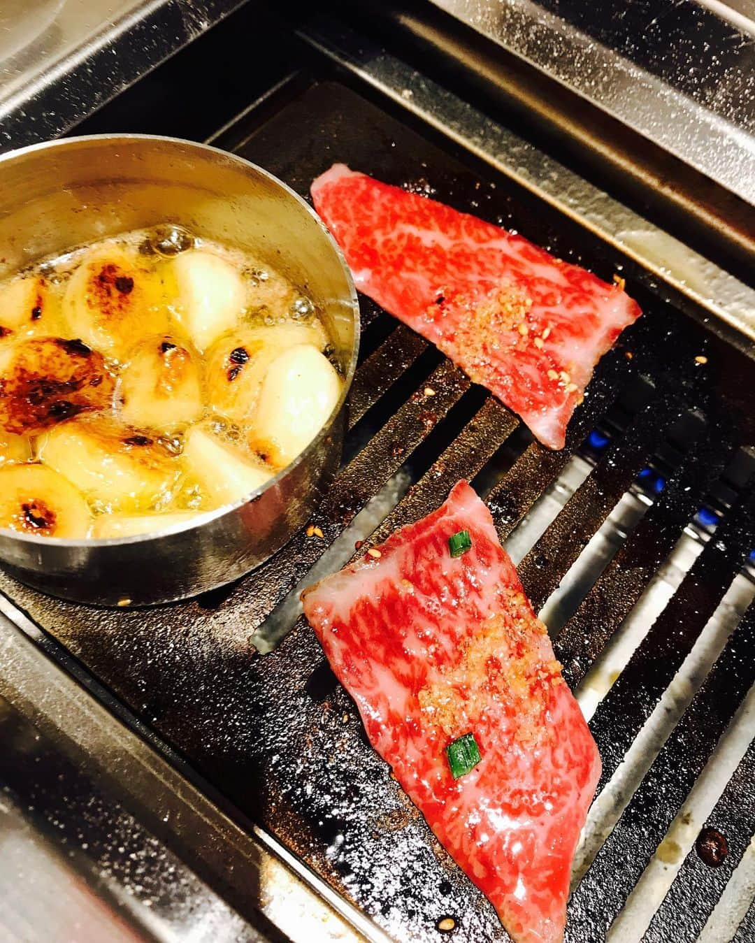 DJ MIYAさんのインスタグラム写真 - (DJ MIYAInstagram)「こんばんは❤️昨日は、恵比寿にある「焼き肉 USON」（宇成）さん でお母さんと、焼き肉を食べに行ってきましたぁ❤️ @yakiniku.uson.ebisu  1992年に二代目として大井町でオープンし、24年間愛され続ける焼肉屋さんが2017年11月より、ここ恵比寿でリニューアルオープンしました。❤️ . ゴージャスな空間❤️ テーブルや、グラスもピカピカ❤️💗 .  ここでしか食べられない絶品メニュー！ 『カルパッチョ風ねぎムチンロース』 も絶品だよーぉ❤️ . .  お肉は、美人ママさんやお店の方が焼いてくれるし、とても優しくて話しやすいよ❤️ .  お肉が美味しすぎて、感動しました～～～！！！❤️ . . トモサンカク（霜降り）や、松阪牛のカイノミはサシが美しくて見とれちゃうほどの高級肉💗  分厚いザブトンステーキ❤️は、外側がしっかり目で中が鮮やかなピンク色の柔らかなお肉ー！ 最高に美味しかったー！ . サラダのドレッシングも、オーダーが入ってから作るというこだわりっぷり❤️ にんにく焼きや、キムチもとても美味しかったです(o^^o) .  恵比寿駅の西口からもすぐなので、 行ってみてね♪❤️ .  #焼き肉　#女子会コーデ #今日のディナー　#恵比寿 #東京グルメ #松阪牛 #仙台牛  #グルメブロガー　#インスタグラマー　#ブロガー　#グルメ女子  #焼肉大好き　#トモサンカク #和牛　#グルメ　#焼き肉店　#霜降牛 #カイノミ #韓国料理　#焼肉好き　#フィットネス女子　#たんぱく質  #肉食女子　#女子会コーデ　#旅インスタグラマー #恵比寿グルメ #今日のメイク #肉好き女子 #恵比寿駅西口 #恵比寿駅前 #焼き肉大好き」5月22日 21時43分 - dj_miya