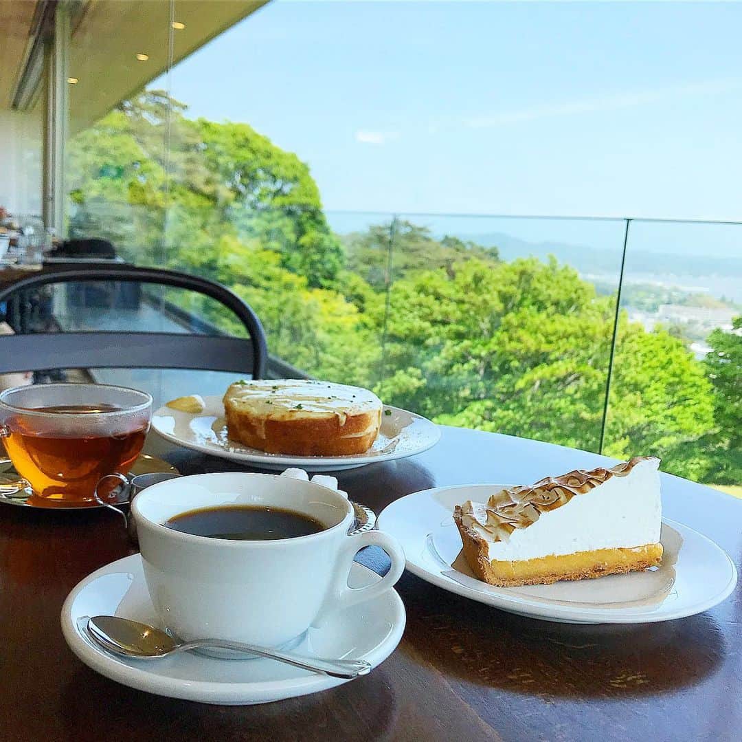 のインスタグラム：「* * 海の見えるカフェ☕️🍰 癒しは大事〜★彡 * * #cafe #cafes #coffee #coffeetime  #coffeeholic #instacoffee #instafood  #cake #food #foodstagram #カフェ #カフェ巡り #絶景 #海の見えるカフェ  #instapic #珈琲 #ルロマン #癒し #松島 #松島カフェ #観光スポット」