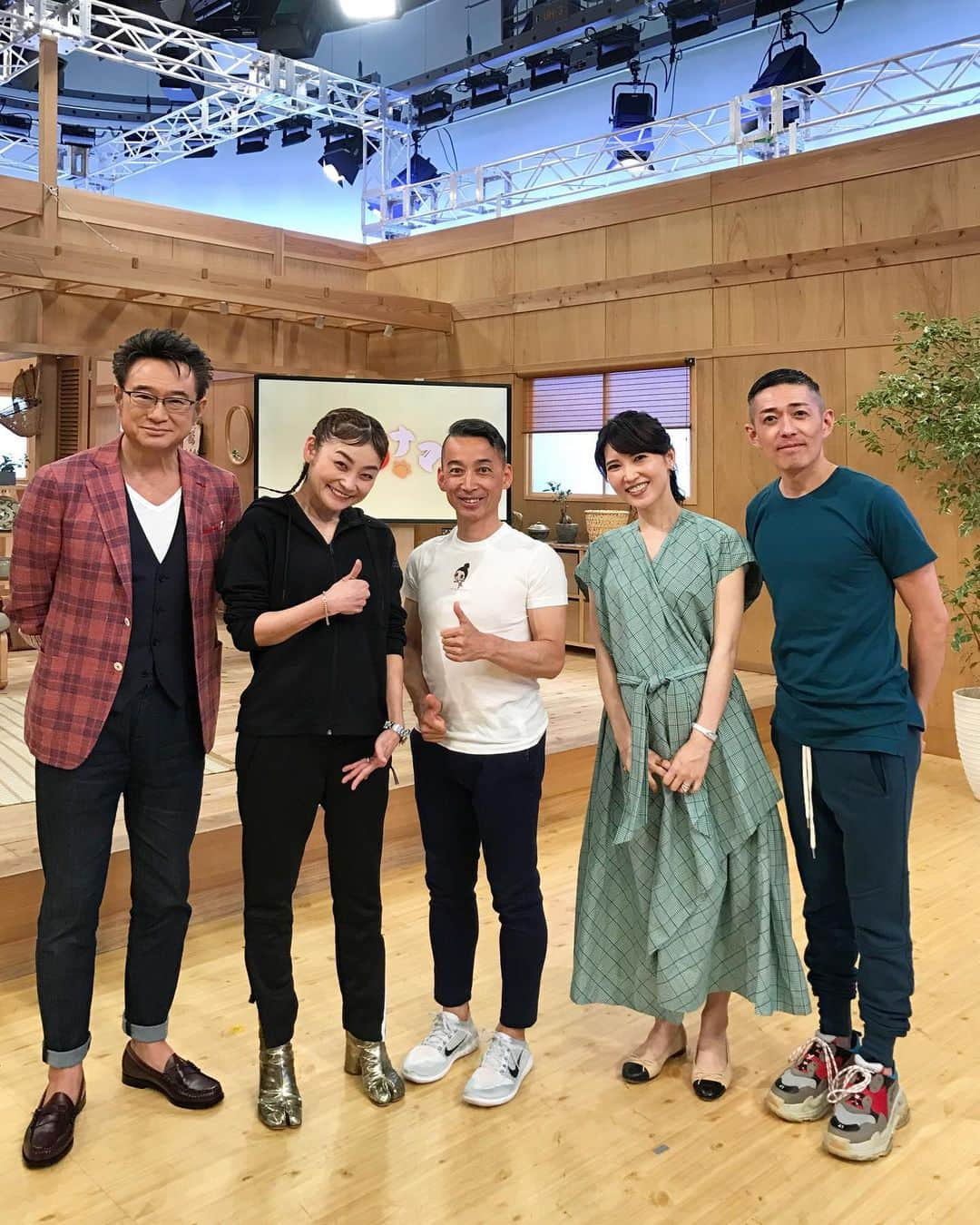 シトウレイさんのインスタグラム写真 - (シトウレイInstagram)「Thank you for everyone watching our TV live show at NHK!  I talked 3tips for enjoying sports fashion on this time. Hope it makes your fashion life more brilliant and happy!  今日のNHK午後なまでは「スポーツファッションの極意！」がテーマ。  ちょっとした着こなしのコツで、よりセンスアップした着こなしになる。 大切なのは、何を着るかではなくどう着るか。 沢山の人にファッションをより楽しんで欲しいな、ファッションがより多くの人の人生の彩りになりますように。そんな事を思いながらお話させてもらいました。  久々の生放送、楽しかったー&スタッフの皆様お世話になりました！  #何を着るかではなくどう着るか #nhk #ごごなま #reishito #fashion #スポーツファッション #ピカ子さんの顔が小玉スイカくらいしかない」5月22日 21時44分 - reishito