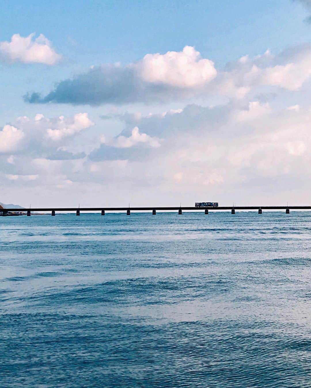 Koichiのインスタグラム：「. . Run on the horizon 🚃 . . #BeautifulJapan #ShotOniPhone . Attachment lens by @tokyo_grapher Tele Lens 50mm #TG_Tele #ShotOn_TG .」