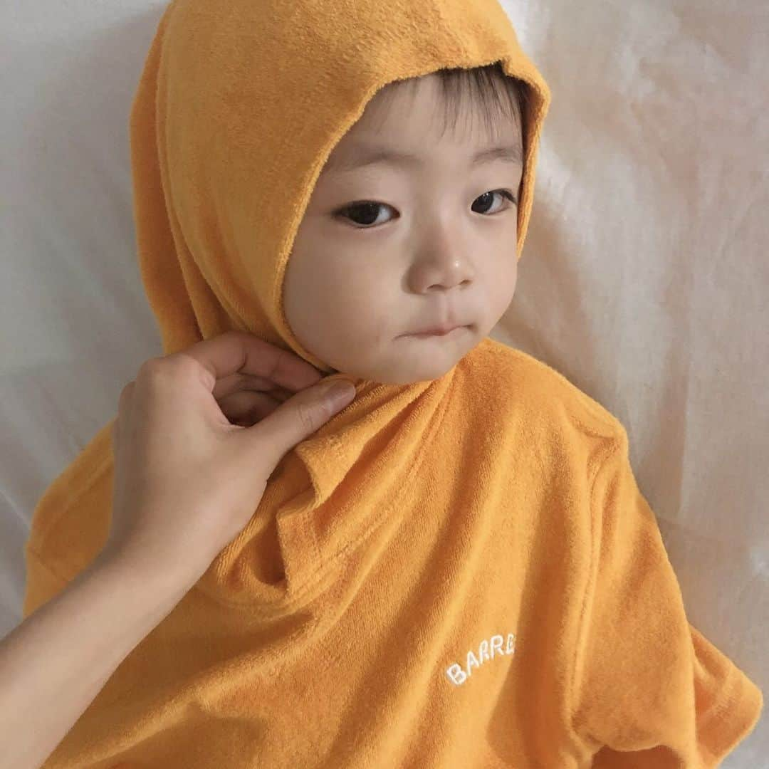 ウンチェさんのインスタグラム写真 - (ウンチェInstagram)「🧡 둘 째는 애교 장착하고 태어난다더니  아들이지만 증말 #요물 💋 . . #귀염뽀짝#뜽유 #20개월아기 #육아스타그램 #아들스타그램 #배럴#barrel」5月22日 20時14分 - __leehye