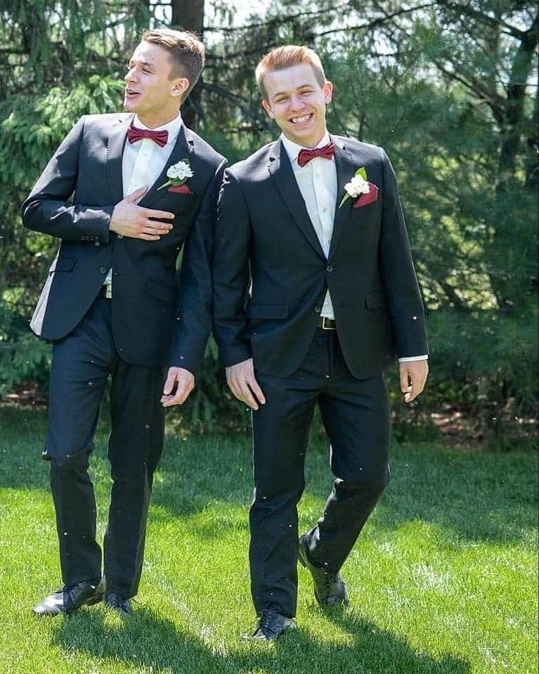 Mathieu Ostiguyのインスタグラム：「Happy birthday to my little brother! Big love!❤️ • #brother #birthday #biglove #throwback #soleildansface」