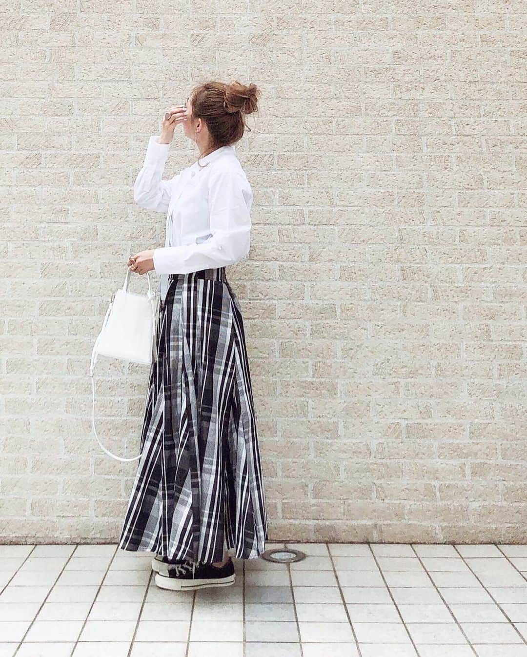 のインスタグラム：「ㅤ ㅤ 2019.5.22 Wed #nanacoordinate 𓇼 ななコ 🐼ㅤ ㅤ ㅤ monotone 𓂅 blogに詳しく書きます✎*。 ━━━━━☞blogへはtopからﾄﾍﾞﾏｽ𓅩𓂃 ㅤㅤ ㅤ ㅤ 今季ﾀｸｻﾝ見かけるﾀｲｼｬﾂとかｽﾀﾝﾄﾞｶﾗｰのｼｬﾂとか ｼｬﾂが可愛いのﾀｸｻﾝ出てて色々気になるｹﾄﾞ @cest_chic2017 でﾒﾁｬ可愛いﾘﾎﾞﾝｼｬﾂget𓂬𓂬𓂬 ㅤ このｼｬﾂ、この日はｲﾝして着てるｹﾄﾞ ﾊﾞｯｸｽﾀｲﾙが❤︎になってて ｲﾝせずに着るのも可愛い𓀠𓀠  ㅤ ㅤ  ㅤ ㅤ ㅤ  ㅤ ㅤ ㅤ  ㅤ #cest_chic #シャツ #woadblue #shirt #converse #milaowen #outfit #fashion #ootd #coordinate #大人カジュアル  #locari mery  #beaustagrammer  #シンプルコーデ #プチプラコーデ  #mineby3mootd #instafashion #fashionblogger #fashionista #데일리록 #코디 #옷스타그램 #멋스타그램 #穿搭 #오오티디  #패션스타그램일상 #楽天roomに載せてます #roomインフルエンサー」