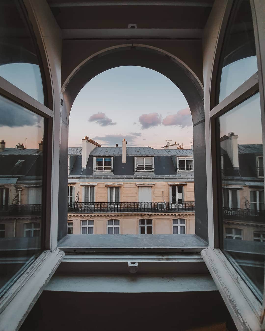 Putri Anindyaさんのインスタグラム写真 - (Putri AnindyaInstagram)「My favorite window // the sun was slowly moving down in this spring time. Different from where I come from where we always have the sunset at 6pm all the year, here it changes within the season. Everyday the light is changing beautifully. Yet somehow i prefer this city with clouds. Soft light is the best option for the buildings in Paris to show off their beauty. And i'm the one who always love to watch the show.  Taken #withgalaxy #s10 @samsung_id」5月22日 20時18分 - puanindya