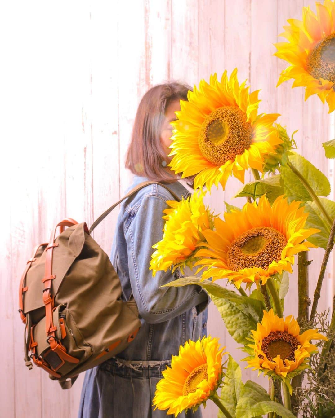 東京堂アーティフィシャルフラワーMAGIQさんのインスタグラム写真 - (東京堂アーティフィシャルフラワーMAGIQInstagram)「・ 【アーティフィシャルで季節を迎える】〜Flower  Genic(フラワージェニック)〜 ・ 大きな #ひまわり🌻で、 お客様をお出迎えする場所で、 夏の記念にフォトスペースを作って、 写真を楽しんではいかがですか。 ・ FM3294 グラントロワサンフラワー ・ 〜＊〜@gastonluga ×  @magiq.jp collaboration 〜＊〜 ＊ ＊ ＊ ●Use my code 👉magiqjp15 to get an additional 15% discount (期限なし)送料無料 ●official online Store👉 https://gastonluga.com ＊ ＊ ＊ #TOKYODO#MAGIQ#MAGIQのある暮らし#東京堂#アーティフィシャルフラワー#アーティフィシャル#花#アートフラワー#造花#花のある暮らし#花のある生活 #花好きな人と繋がりたい#フラワーデザイン#フラワーアレンジメント#フラワーアレンジ#アレンジメント#北欧#🇸🇪#sunflowers#artificialflower#artificial# #GastonLuga#ガストンルーガ#バックパック#リュック」5月22日 20時22分 - magiq.jp