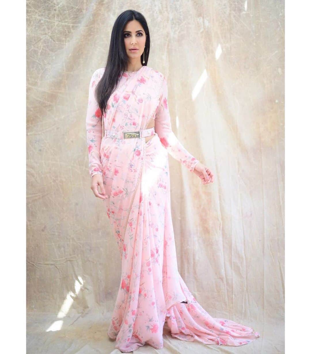 Indianstreetfashionさんのインスタグラム写真 - (IndianstreetfashionInstagram)「Delicate pink .. Katrina Kaif in a pretty pink - Sabyasachi saree 🌸 #indianstreetfashion  #katrinakaif #saree #sabyasachi」5月22日 20時37分 - indianstreetfashion