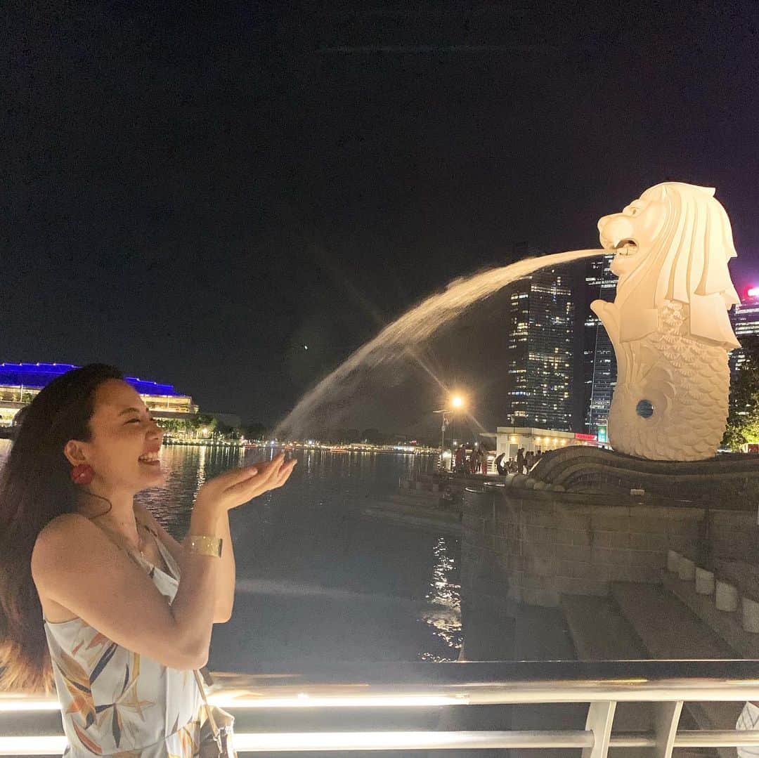 長嶺菜菜子のインスタグラム：「✈︎シンガポール観光  1枚目→水浴び﻿ 2枚目→おっぱい 3枚目→頭 4枚目→お尻 ﻿ ﻿ 取り敢えず﻿ マーライオンの水で何かしら洗ってみたよ( '∀︎' )﻿ ﻿ ﻿ そんな﻿ マーライオン﻿ 最近まで工事してて﻿ ﻿ ﻿ 唯一の観光名所見れて﻿ 案外大きくてガッカリしなくて良かった笑﻿ ﻿ ﻿ ﻿ マリーナベイサンズから﻿ マーライオンまでは徒歩で15分くらい﻿ ﻿ ﻿ ﻿ ここのマーライオンパーク﻿ 好きだなぁ﻿ ﻿ ﻿ 海沿いがやっぱり好き﻿ ひらけてて公園があるとこ好き﻿ ﻿ ﻿ オーストラリアのシドニーとか﻿ 日本だと神戸とか横浜とか﻿ ﻿ ﻿ ﻿ ﻿ マーライオンは﻿ 上半身ライオン🦁﻿ 下半身サカナ🐟﻿ ﻿ ﻿ ﻿ #旅行 #旅 #旅女子 #旅行好き ﻿﻿﻿﻿ #夜景 #海沿いの公園﻿ #タビジョ #シンガポール #シンガポール観光﻿﻿﻿ #マリーナベイサンズ﻿﻿ ﻿ #マーライオン #マーライオン公園﻿ #上半身ライオン下半身サカナ﻿ #merlion ﻿ #ボヤジンフォトコン秋2019 #旅なな」