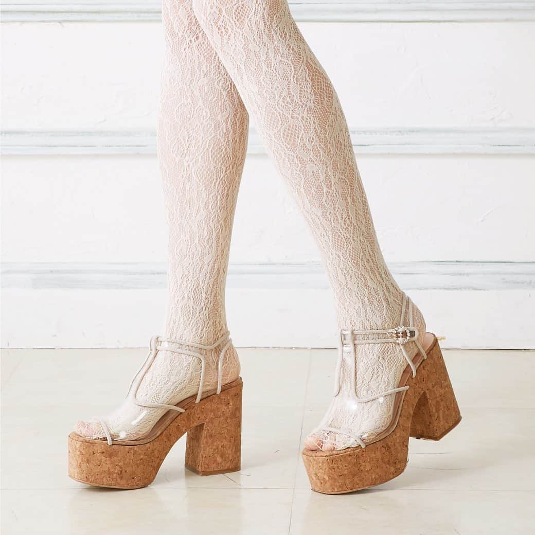 のインスタグラム：「. 【RECOMMEND】 . クリアTストラップサンダル ラメTストラップサンダル ￥15,500＋tax . ハニーサロンらしい 厚底デザインのサンダル💓 直営店・公式通販共に 完売サイズか再入荷しました！ . . #honeysalonbyfoppish #honeysalon #ハニーサロン #ハニサロ #ハニサロシューズ #サンダル #Tストラップ #厚底 #厚底サンダル #クリアサンダル #クリア #ラメ #グリッター #足元倶楽部 #レースタイツ #足元コーデ #キラキラ #ビジュー #newin #coordinate #girly #clear #sandals #bijou #kirakira #lace」