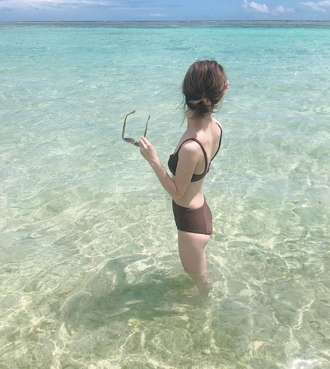 のインスタグラム：「ㅤㅤㅤㅤㅤㅤㅤㅤㅤㅤㅤㅤㅤ ストーリーズのアンケートで みんなの投票がいちばん多かった水着！ ㅤㅤㅤㅤㅤㅤㅤㅤㅤㅤㅤㅤㅤ 載せるか迷って出し渋ってた.. アップしないで🙅🏻‍♀️ まだソワソワしてるからコメントください ㅤㅤㅤㅤㅤㅤㅤㅤㅤㅤㅤㅤㅤ #透明すぎてプールみたいな海 #イパオビーチ #har_trip」