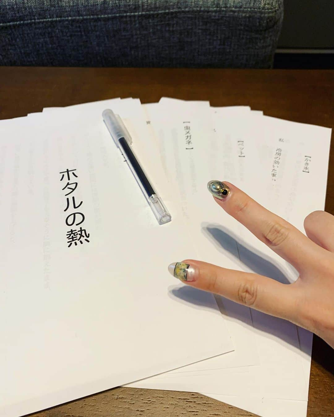 寺田有希さんのインスタグラム写真 - (寺田有希Instagram)「来月出演する舞台『推定恋愛+』の予習を🥴🤲✨ ・ ・ あ、そうそう 忘れられがちだけど、私女優なのよ！笑 ・ ・ もう本番まで1ヶ月切ってるんだけどさ、朗読ベースのお芝居なもんで、稽古スタートが遅いの。 ・ ・ だから稽古が始まる前に、家で予習を🥴✨ ・ ・ 会場は超都心、広尾天現寺のお堂🏯 チケットはオンラインで簡単購入可能💳 ・ ・ どう？ 意外にハードル低いっしょ🥴？ ・ ・ 『舞台なにそれおいしいの？』 みたいな方にも、気軽に来てもらいやすい！そして気軽に観てもらえる作品なので！ぜひ！ ・ ・ 『推定恋愛+』 https://passmarket.yahoo.co.jp/event/show/detail/01f2fh105uxx4.html ・ ・ チケットご予約リンクは、プロフィール欄にも貼ってます！そちらから是非！ ・ ・ たまにはお芝居を観るなんてのも、いいぜ！ ・ ・ #推定恋愛 #舞台 #朗読 #朗読劇 #芝居  #天現寺 #多聞ホール #観に来てね #寺田有希 #teradayuki 実は #女優」5月22日 20時47分 - terada_yuki