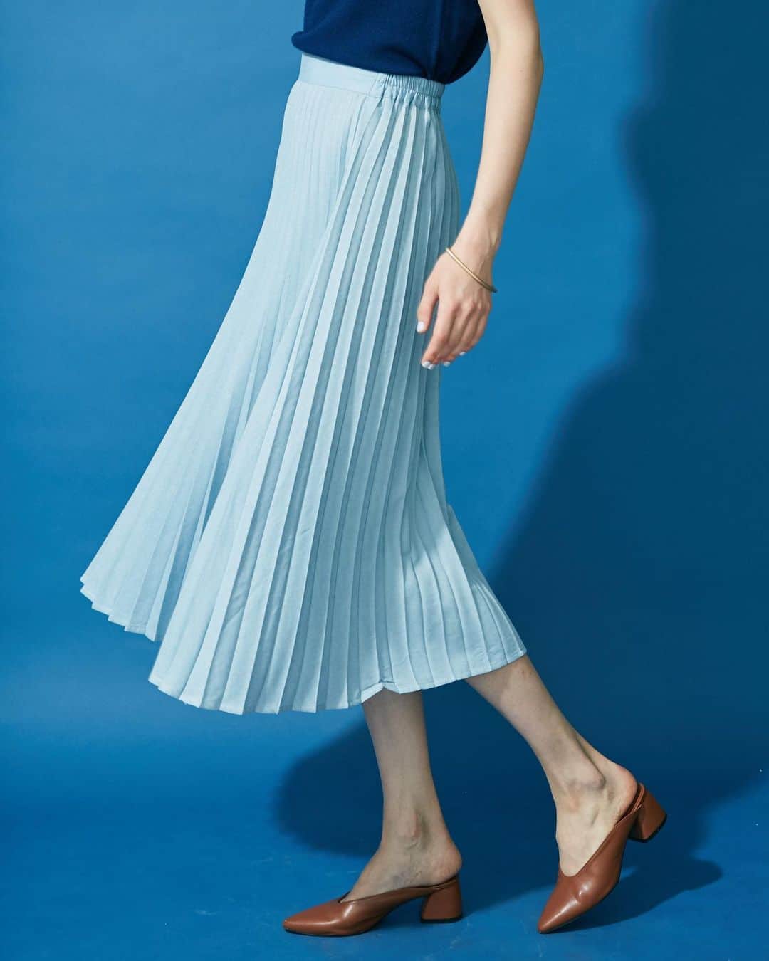 COTORICA.(コトリカ) さんのインスタグラム写真 - (COTORICA.(コトリカ) Instagram)「✔️PRE  ORDER ITEMS﻿﻿ ————————————————————﻿﻿ デニムプリーツスカート﻿ ¥5,500﻿﻿ ﻿ 軽めのデニム素材を使ったプリーツスカート。﻿ 立体的なアコーディオンプリーツの仕様が高見え。Tシャツやニット合わせなど、これからの時期に着回ししやすい優秀ボトムです。﻿ カジュアルにも綺麗めにも着こなせるカラー展開になっています。﻿ ————————————————————﻿ #COTORICA.#fashion #coordinate #onlinestore#instafashion#instagood#markstyler#コトリカ #夫婦コーデ #ママファッション #プチプラコーデ」5月22日 20時39分 - cotorica.official