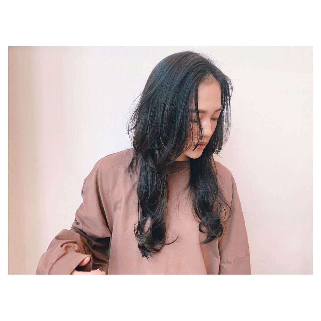 前原穂高のインスタグラム：「鳥谷部ちゃん(@toriyabe_xoxo)のヘアカラーは #ダークネイビー に😍 暗めでも深ーくグレーとブルーで 色を作るとこんなに透明感が出ます👍 ㅤㅤㅤ #ヘア #ヘアカラー #ヘアアレンジ #ヘアスタイル #ヘアメイク #ヘアセット #アレンジ #スタイリング #ほだかっと #ほだからー #ヘアサロン #サロン #美容室 #hair #hairstyle #haircolor @vvvvvvioletttttt  @vvvvvviolet_nagoya  #美容室violet」