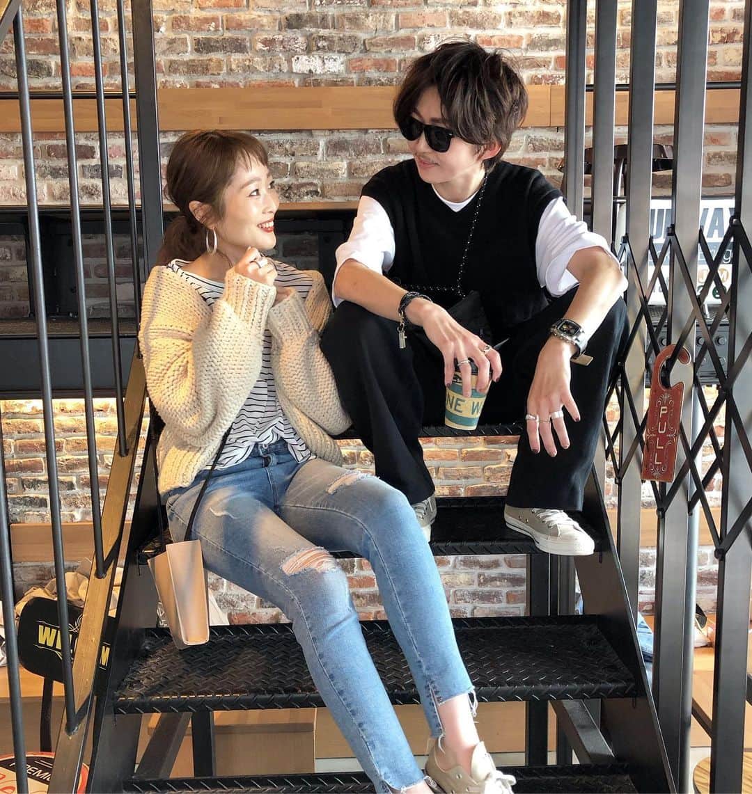 ayakonbubuさんのインスタグラム写真 - (ayakonbubuInstagram)「お気に入りすぎて あたためてた写真‼️ あたためすぎて 出すタイミング完全に逃した🤣 今日 また @sayumikikuno  ちゃんとデートしたし😘  この時は 鼻の下にヒゲ付けたの🧔 初ヒゲ！どーでもいい話🤣 なんかメンズ感出すために 研究してるんだけどさ この前 美容院で話ししてて #メンズライク ではなくて #メンズ 目指してる？と言われ 「なるほど」と思った🤣  あんまりわからないけど メイクも変えてるんだ😊 コップの持ち方 足の角度 腕を置く位置  とか難しくて写真確認して 修正していく感じ🤣👍 ---------------------------------------------------- #メンズこんぶ #デートコーデ #カップル感  #なんちゃってカップル  #デート感  #メンズ感#さゆさゆとデート  ______________________________  #アラフォー#アラフォーファッション#ユニジョ#mamagirl#カジュアル#大人カジュアル #ママコーデ#ママファッション #メンズコーデ #読モ  #カフェ  #カフェ巡り#こんぶコーデ#ナイスカップル#こんぶとデート  #ジェンダーレス #ジェンダーレス女子」5月22日 20時42分 - ayakonbubu