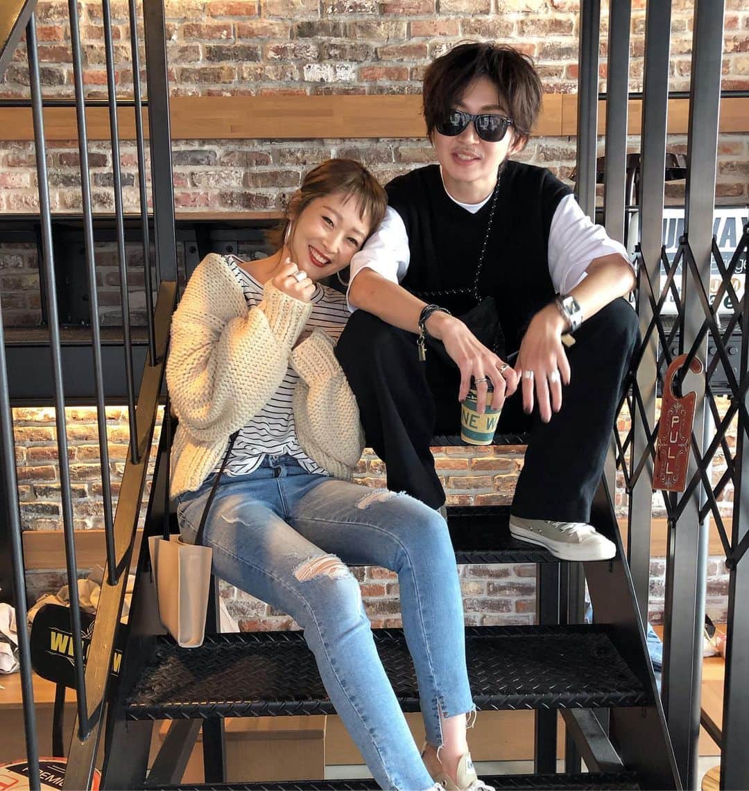 ayakonbubuさんのインスタグラム写真 - (ayakonbubuInstagram)「お気に入りすぎて あたためてた写真‼️ あたためすぎて 出すタイミング完全に逃した🤣 今日 また @sayumikikuno  ちゃんとデートしたし😘  この時は 鼻の下にヒゲ付けたの🧔 初ヒゲ！どーでもいい話🤣 なんかメンズ感出すために 研究してるんだけどさ この前 美容院で話ししてて #メンズライク ではなくて #メンズ 目指してる？と言われ 「なるほど」と思った🤣  あんまりわからないけど メイクも変えてるんだ😊 コップの持ち方 足の角度 腕を置く位置  とか難しくて写真確認して 修正していく感じ🤣👍 ---------------------------------------------------- #メンズこんぶ #デートコーデ #カップル感  #なんちゃってカップル  #デート感  #メンズ感#さゆさゆとデート  ______________________________  #アラフォー#アラフォーファッション#ユニジョ#mamagirl#カジュアル#大人カジュアル #ママコーデ#ママファッション #メンズコーデ #読モ  #カフェ  #カフェ巡り#こんぶコーデ#ナイスカップル#こんぶとデート  #ジェンダーレス #ジェンダーレス女子」5月22日 20時42分 - ayakonbubu