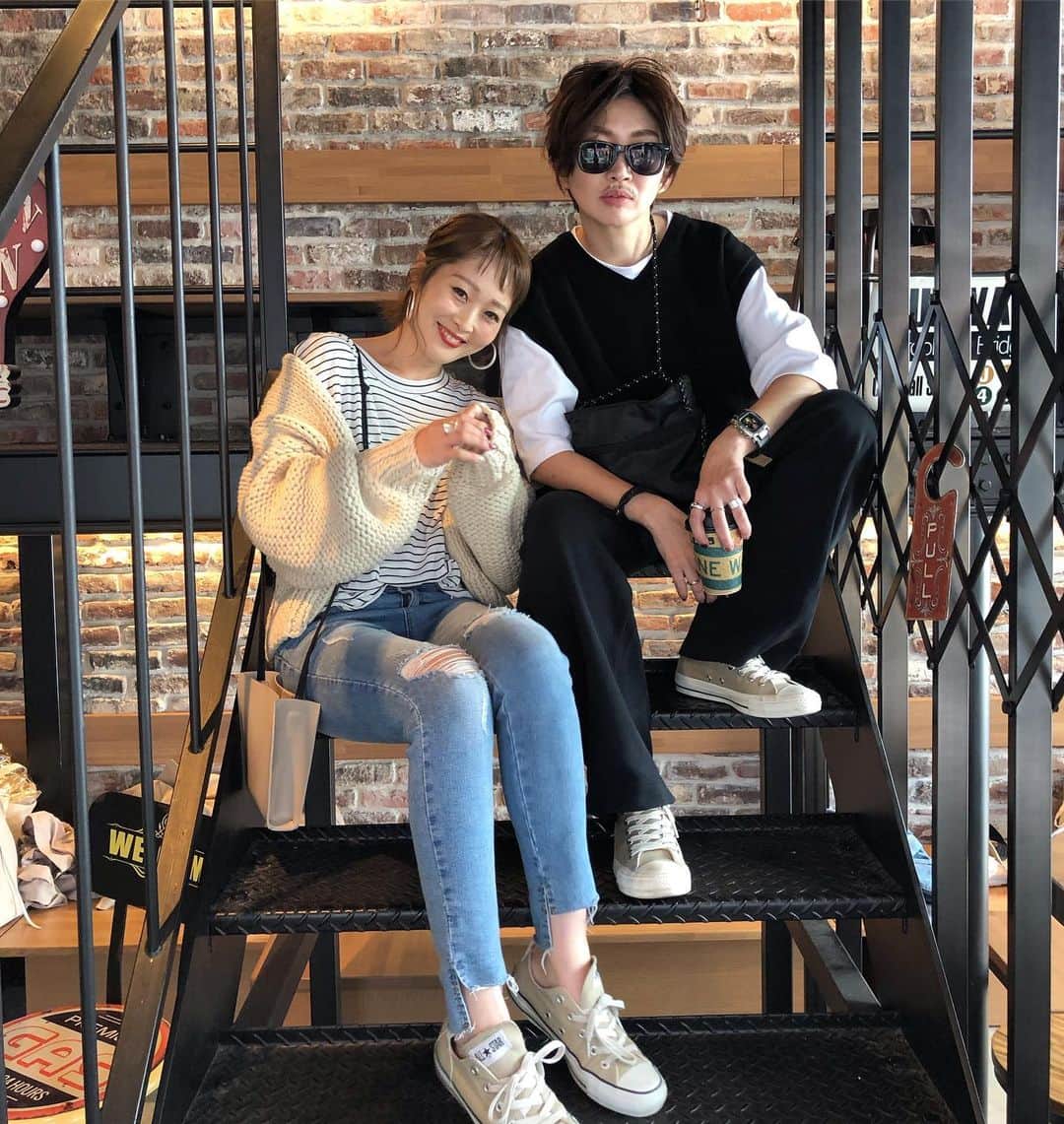 ayakonbubuさんのインスタグラム写真 - (ayakonbubuInstagram)「お気に入りすぎて あたためてた写真‼️ あたためすぎて 出すタイミング完全に逃した🤣 今日 また @sayumikikuno  ちゃんとデートしたし😘  この時は 鼻の下にヒゲ付けたの🧔 初ヒゲ！どーでもいい話🤣 なんかメンズ感出すために 研究してるんだけどさ この前 美容院で話ししてて #メンズライク ではなくて #メンズ 目指してる？と言われ 「なるほど」と思った🤣  あんまりわからないけど メイクも変えてるんだ😊 コップの持ち方 足の角度 腕を置く位置  とか難しくて写真確認して 修正していく感じ🤣👍 ---------------------------------------------------- #メンズこんぶ #デートコーデ #カップル感  #なんちゃってカップル  #デート感  #メンズ感#さゆさゆとデート  ______________________________  #アラフォー#アラフォーファッション#ユニジョ#mamagirl#カジュアル#大人カジュアル #ママコーデ#ママファッション #メンズコーデ #読モ  #カフェ  #カフェ巡り#こんぶコーデ#ナイスカップル#こんぶとデート  #ジェンダーレス #ジェンダーレス女子」5月22日 20時42分 - ayakonbubu
