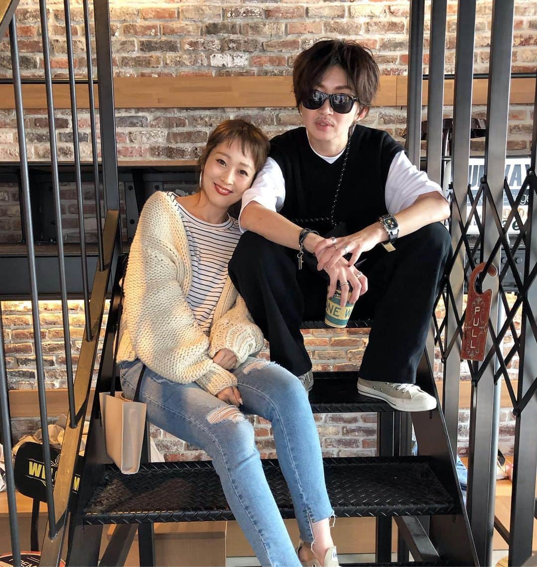 ayakonbubuさんのインスタグラム写真 - (ayakonbubuInstagram)「お気に入りすぎて あたためてた写真‼️ あたためすぎて 出すタイミング完全に逃した🤣 今日 また @sayumikikuno  ちゃんとデートしたし😘  この時は 鼻の下にヒゲ付けたの🧔 初ヒゲ！どーでもいい話🤣 なんかメンズ感出すために 研究してるんだけどさ この前 美容院で話ししてて #メンズライク ではなくて #メンズ 目指してる？と言われ 「なるほど」と思った🤣  あんまりわからないけど メイクも変えてるんだ😊 コップの持ち方 足の角度 腕を置く位置  とか難しくて写真確認して 修正していく感じ🤣👍 ---------------------------------------------------- #メンズこんぶ #デートコーデ #カップル感  #なんちゃってカップル  #デート感  #メンズ感#さゆさゆとデート  ______________________________  #アラフォー#アラフォーファッション#ユニジョ#mamagirl#カジュアル#大人カジュアル #ママコーデ#ママファッション #メンズコーデ #読モ  #カフェ  #カフェ巡り#こんぶコーデ#ナイスカップル#こんぶとデート  #ジェンダーレス #ジェンダーレス女子」5月22日 20時42分 - ayakonbubu