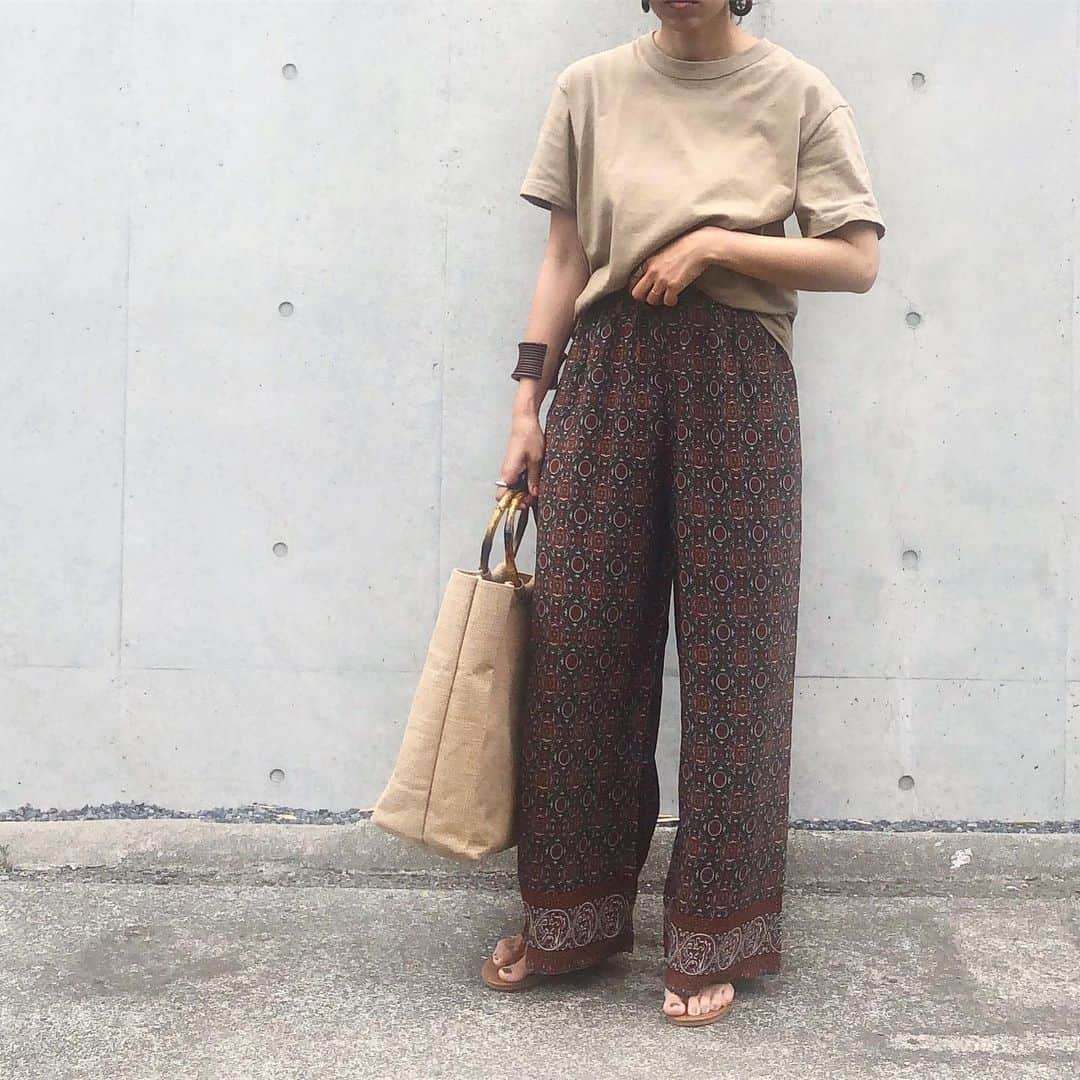 acco.mamaさんのインスタグラム写真 - (acco.mamaInstagram)「⠀ #coordinate …  気づけばパンツ以外 全部 @lavishgate だった日😂 ⠀ Tシャツは今季のものだけど バングル,バッグ,ビーサンは 昨年から愛用中𓂬 3年くらい前からファンだけど どんどん素敵アイテムが増えてくから 飽きないねぇ𓀠♡ ⠀ @coca_official_store のパンツは 履き心地最高過ぎて もう1色再入荷してたから迷わずポチ☝︎ #楽天ROOMに載せてます ⠀ tops,bag,bangle,shoes  #lavishgate  pants #coca_code  @coca_official_store ⠀」5月22日 20時42分 - acco.mama